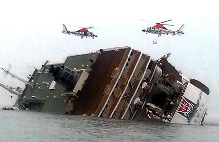 Trực thăng cứu hộ Hàn Quốc cố gắng giải cứu hành khách khi phà Sewol bị lật ngoài khơi đảo Jindo ở Hàn Quốc ngày 16-4-2014.